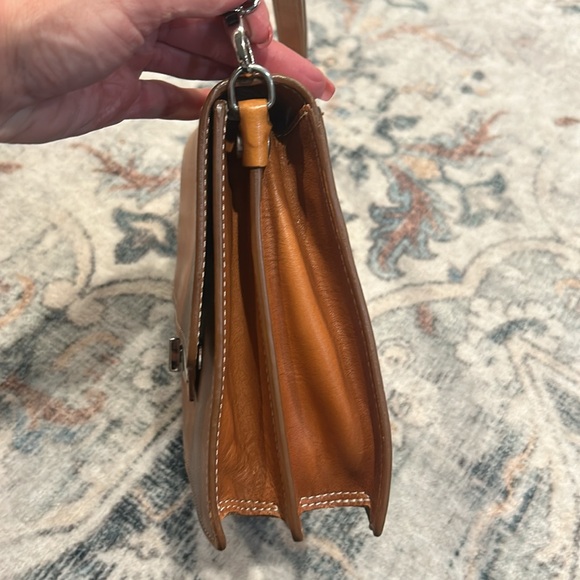 Beautiful Italian leather shoulder bag in camel color - Picture 6 of 13